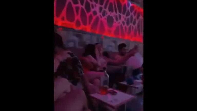 حفل ماجن في السعودية يثير ضجة مع فتيات متبرجات ومشروبات روحية: (لن ننقطع)! حفل ماجن في السعودية watanserb.com