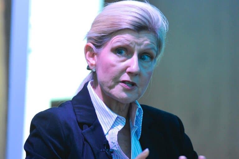 رئيسة الاتحاد الإنجليزي ديبي هيويت watanserb.com