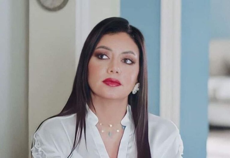 رانيا يوسف تثير الجدل بإطلالة على البحر بفستان أحمر فاضح watanserb.com