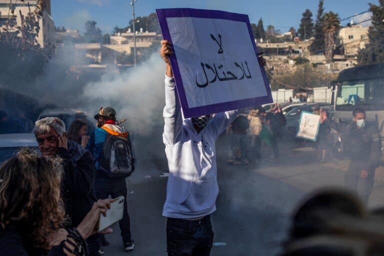 هكذا انتقمت إسرائيل من فلسطيني 48 بعد هبتهم للدفاع عن الأقصى وغزة.. شهادات مروعة فلسطينيون غاضبون من تصرفات الاحتلال- إسرائيل watanserb.com