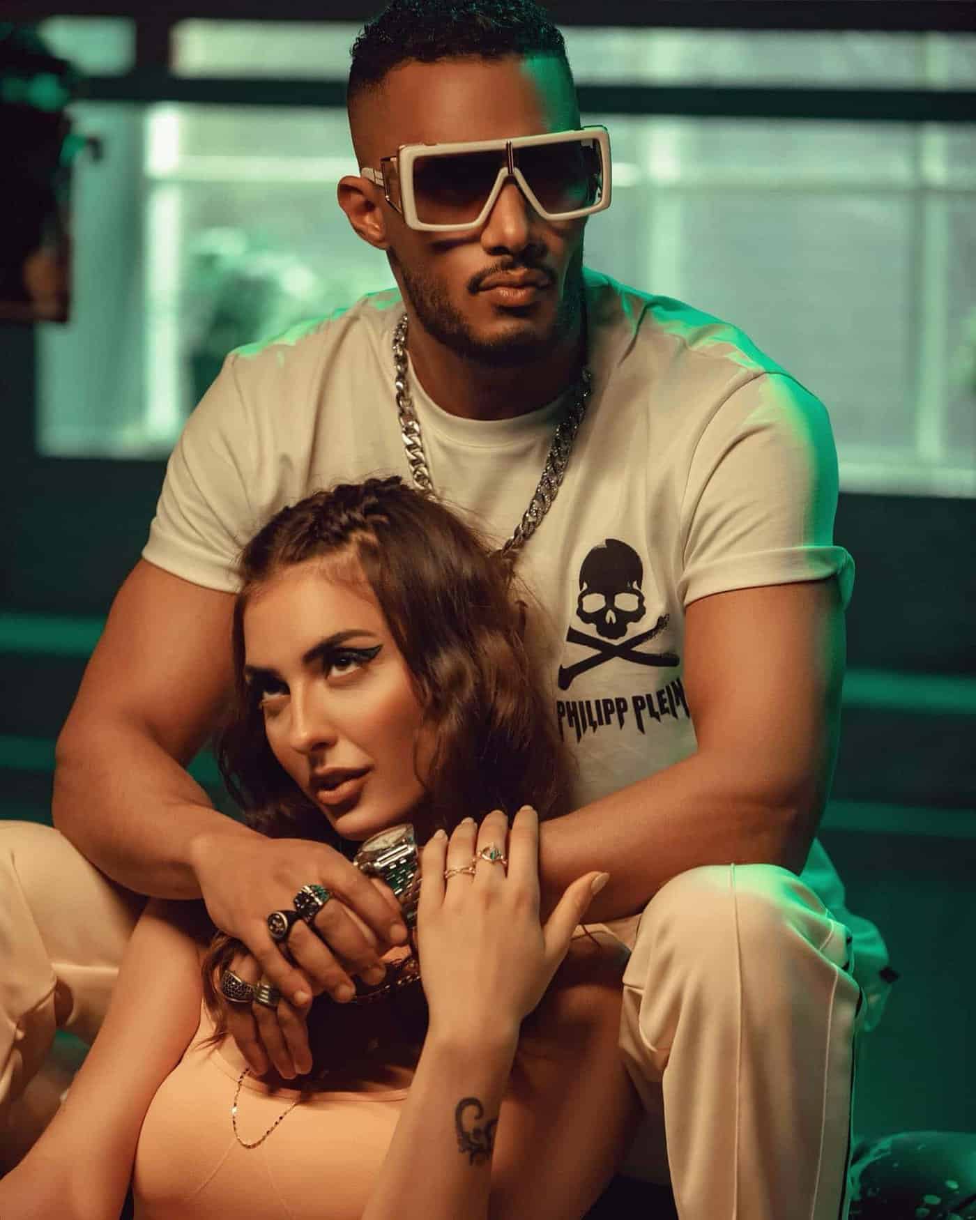 محمد رمضان يحتضن فتاة