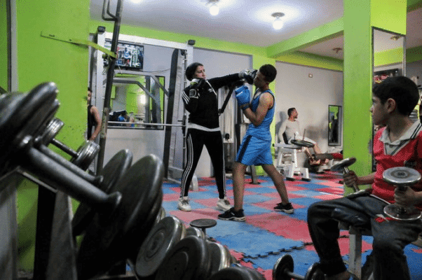 مدربة للرجال في رياضة الملاكمة في أحد الأرياف المصرية watanserb.com