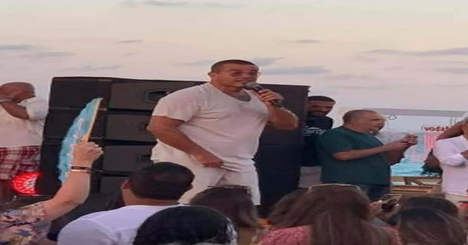 شاهدوا ماذا فعل عمرو دياب حين شاهد فيفي عبده في حفله بالساحل الشمالي (فيديو) عمرو دياب وفيفي عبده watanserb.com