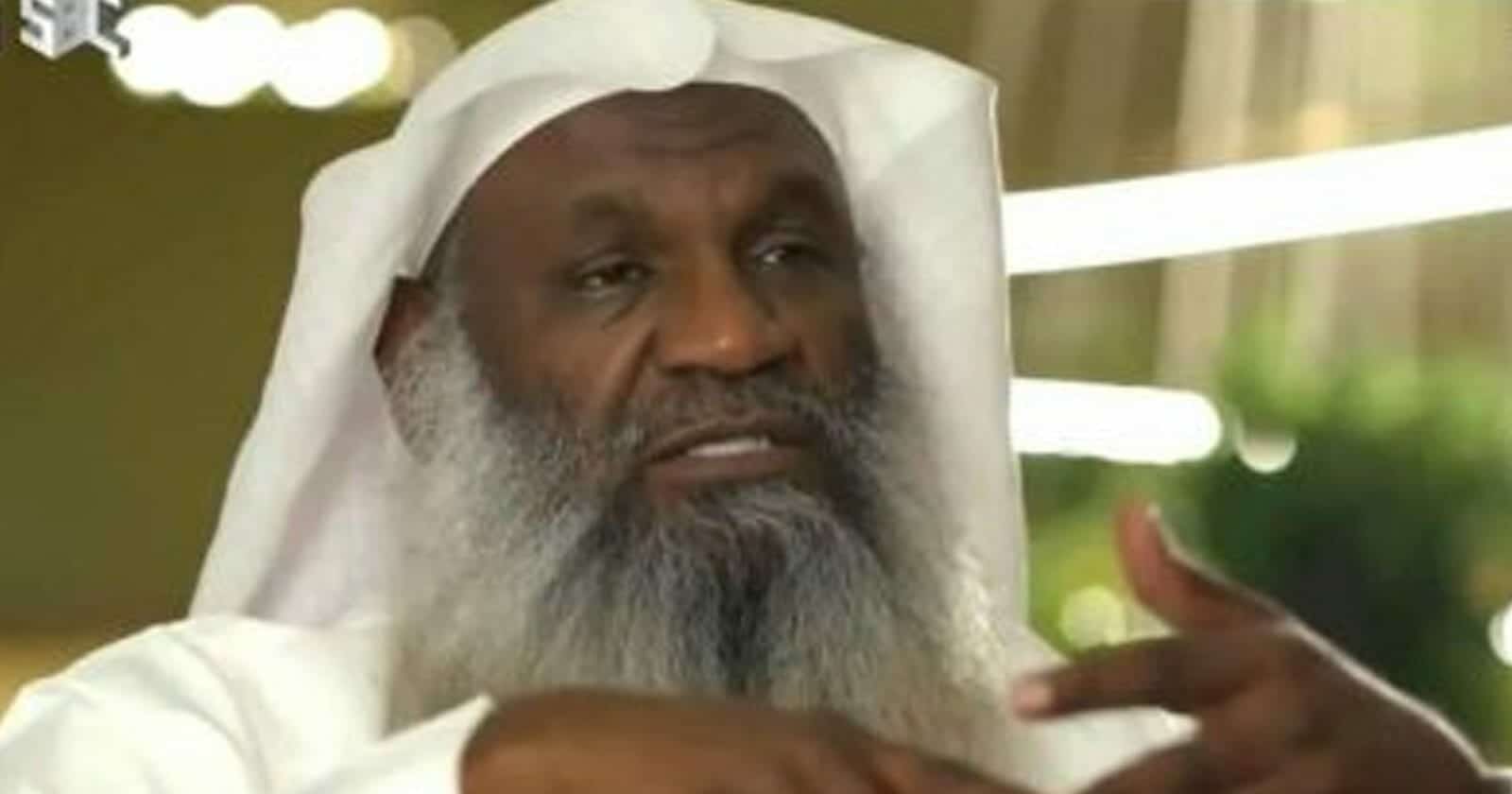 عادل الكلباني يثير الجدل بظهوره في حمام السباحة (شاهد) عادل الكلباني في حمام السباحة watanserb.com