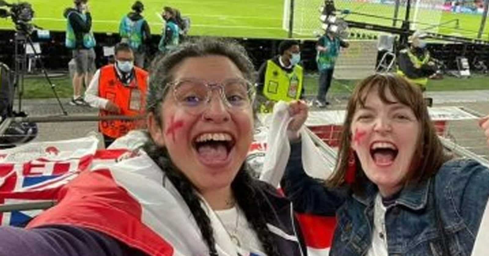 ” المنحوس منحوس” مشجعة إنجليزية تهربت من العمل لحضور مباراة بلادها..لكن المفاجأة! مشجعة إنجليزية و الطرد من العمل watanserb.com