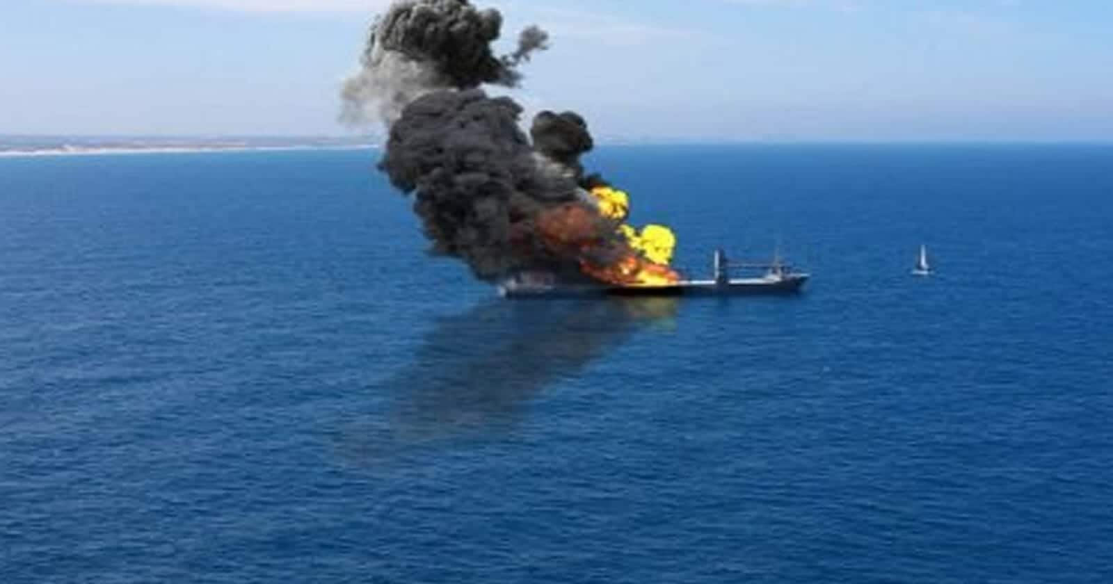 أصيبت بسلاح غير معروف .. سفينة شحن إسرائيلية تشتعل في شمال المحيط الهندي! سفينة شحن إسرائيلية watanserb.com