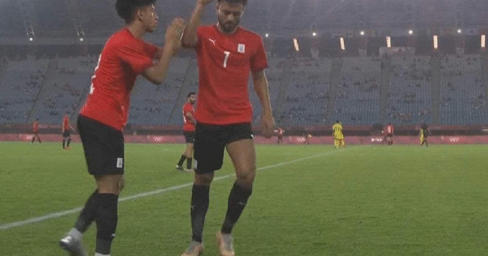 صلاح محسن ينفعل في وجه مدربه شوقي غريب والأخير يعاقبه على تصرفه صلاح محسن ومدربه watanserb.com