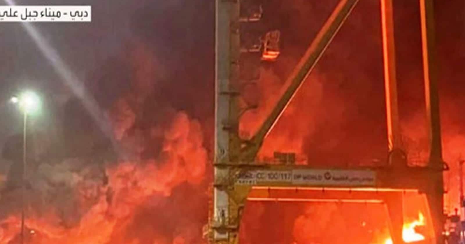 قوة الانفجار هزت منازل سكان دبي والنيران انتشرت في كل مكان.. هذا ما حصل في ميناء جبل علي (فيديو) انفجار دبي watanserb.com