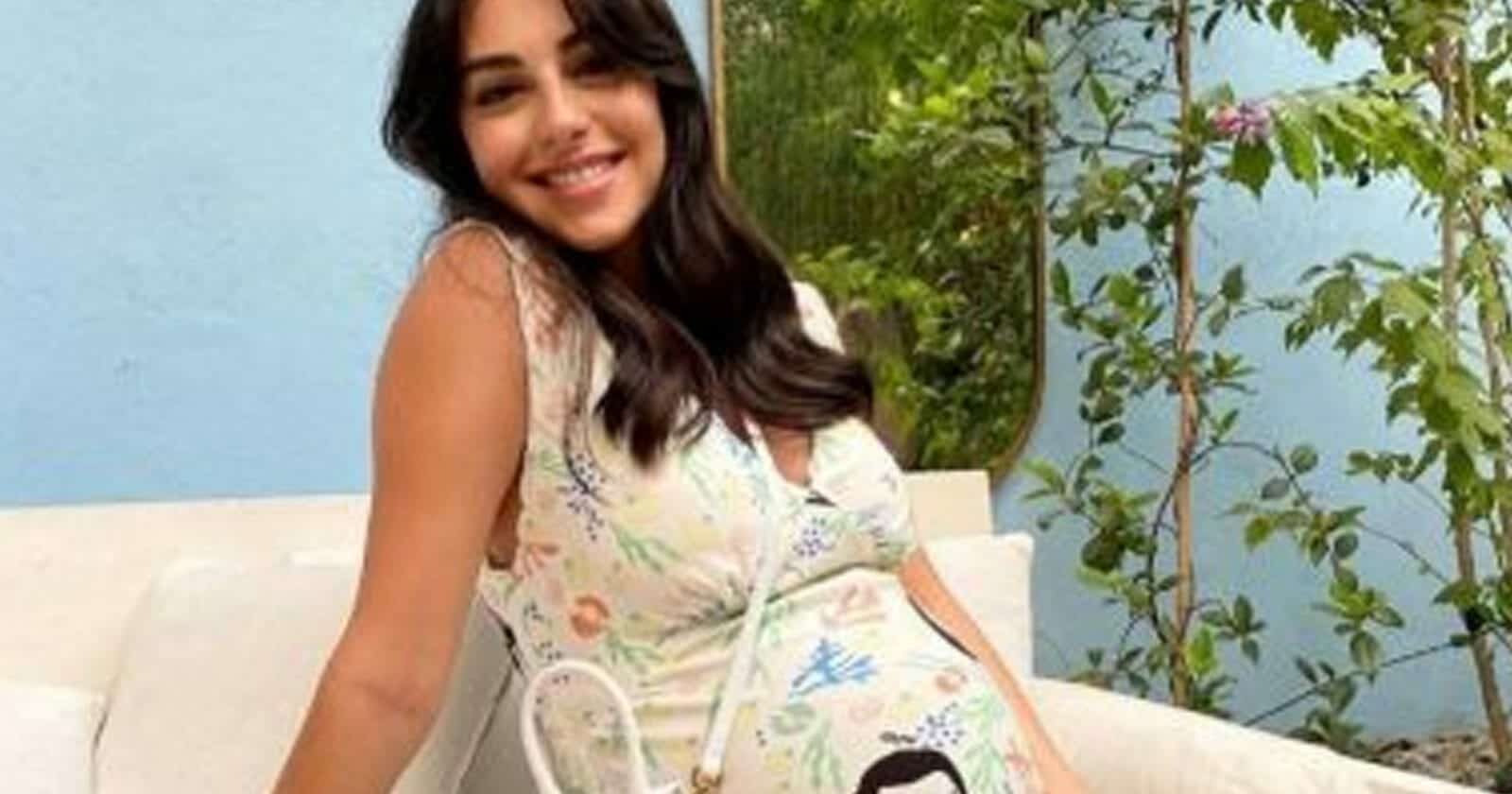 فاليري أبو شقرا بغرفة العمليات بعد الولادة مباشرة وتوأمها بحضنها فاليري أبو شقرا watanserb.com