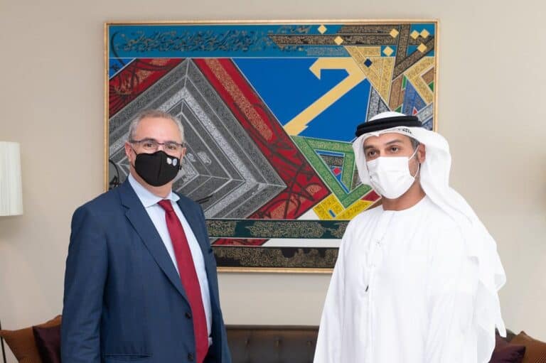 السفير الإسرائيلي في الإمارات يروج لفواكه المستوطنات ويثير سخرية الفلسطينيين السفير الإسرائيلي في الإمارات watanserb.com