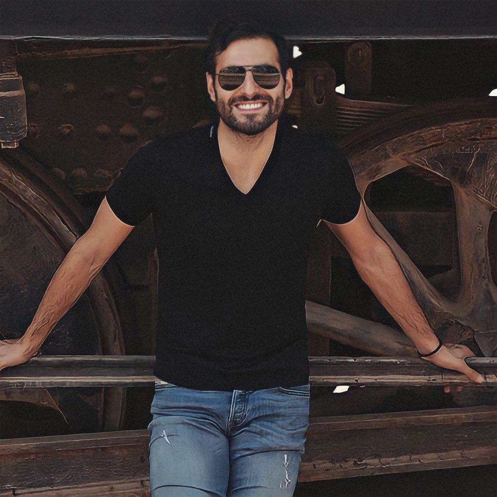 الفنان علي كاكولي