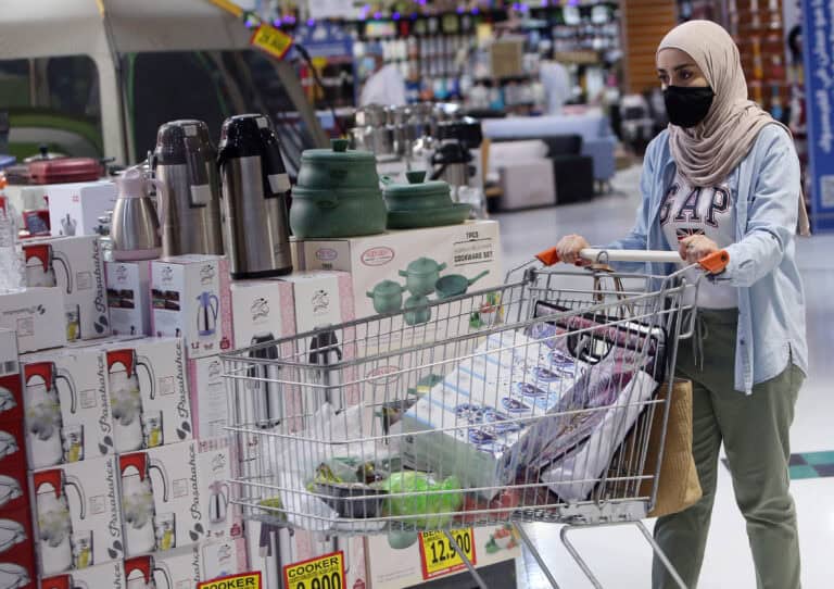 اللجنة العليا في سلطنة عمان تمدد إغلاق الأنشطة التجارية وتقليص مدة الاغلاق الليلي اللجنة العليا في سلطنة عمان تتخذ قرارات جديدة watanserb.com