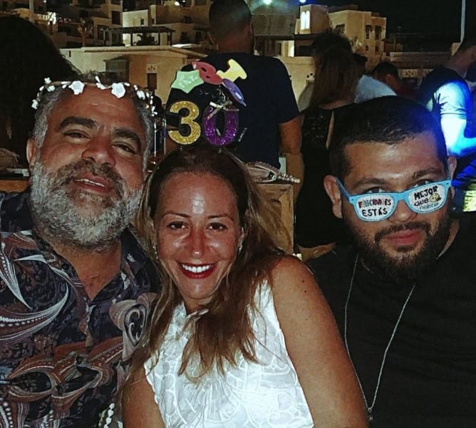 منة شلبي تتوسط المخرج مودي شاهين والفنان محمد شاهين