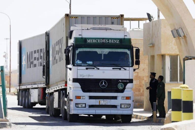 أزمة الشاحنات بين السعودية والإمارات watanserb.com