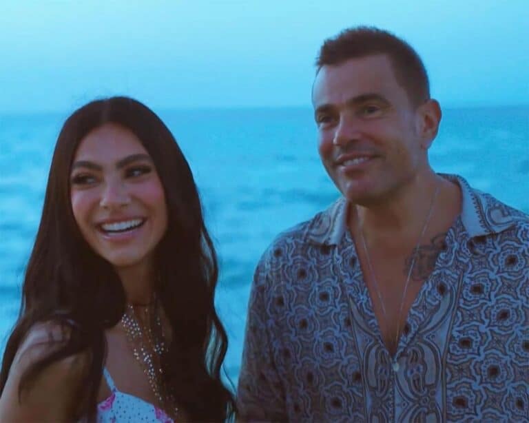 هدى المفتي ترقص مع عمرو دياب أمام الشاطئ.. هل هي حبيبته الجديدة؟ هدى المفتي وعمرو دياب watanserb.com