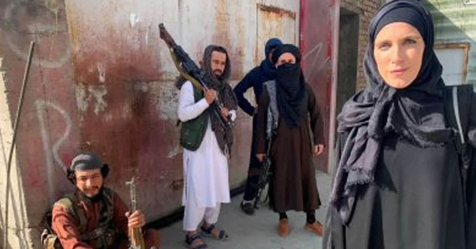 مراسلة CNN بالعباءة والحجاب في تغطية صحفية بأفغانستان التزاما بتعليمات طالبان (فيديو) مراسلة CNN بالعباءة والحجاب watanserb.com