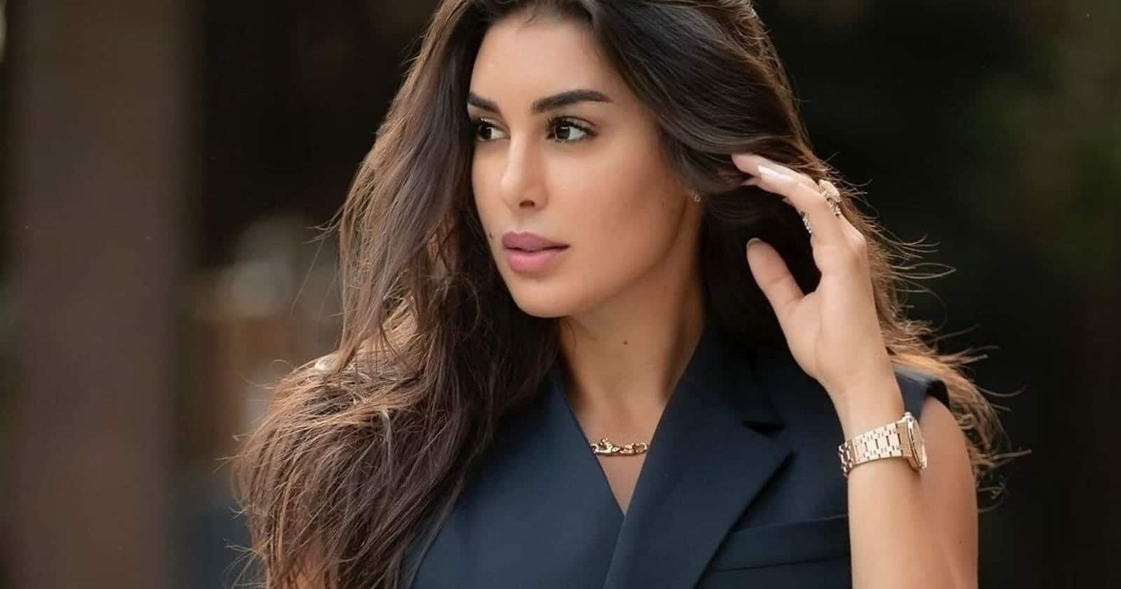 إطلالة مثيرة لياسمين صبري بالأسود من وسط البحر إطلالة ياسمين صبري watanserb.com