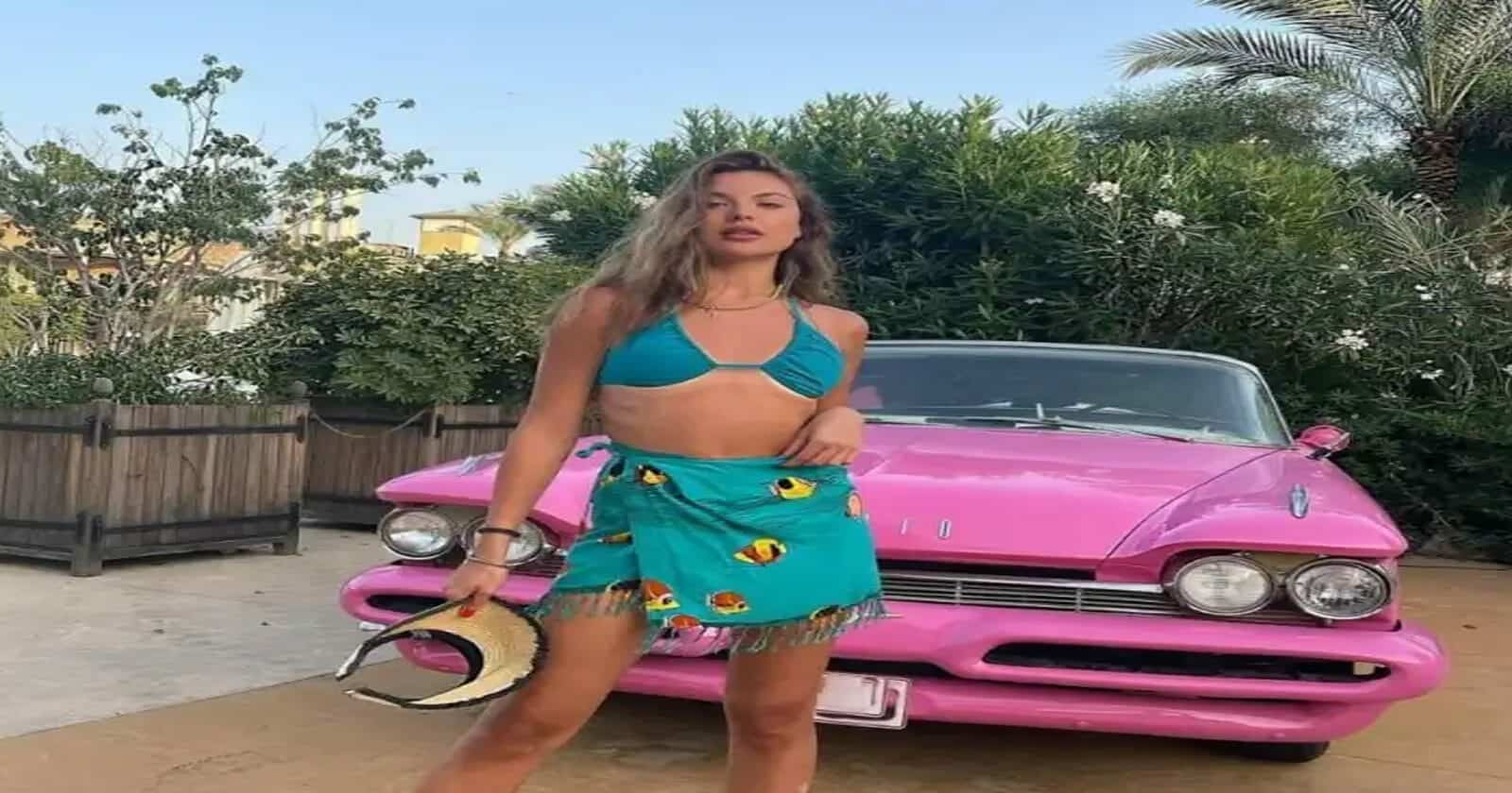 مايا رعيدي بمايوه أزرق 