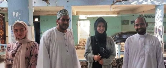 البريطانيتان الشقيقتان نيكي وإيمي