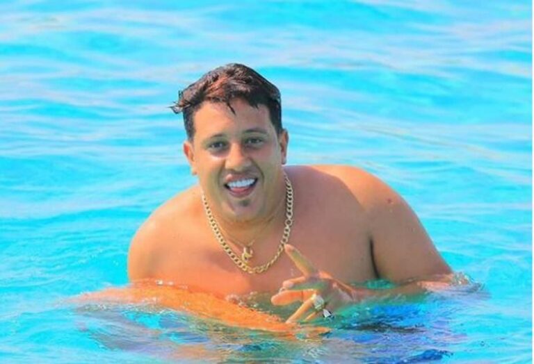 حمو بيكا يتعرض لموقف مُحرج على الهواء بعد عرض صورة مثيرة للجدل مع فتاة حمو بيكا في موقف مُحرج على الهواء بعد عرض صورته مع فتاة في وضع مُخل watanserb.com