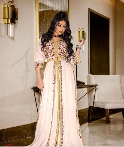 دنيا بطمة بالقفطان 