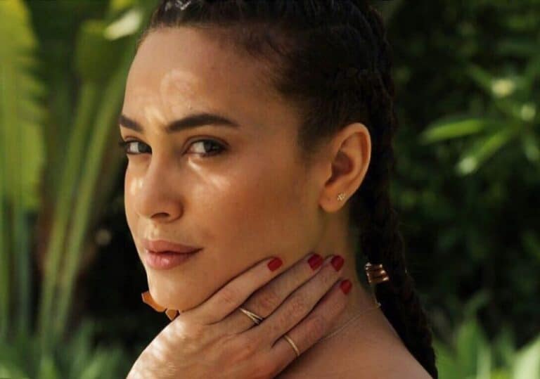 هند صبري تودّع الصيف بإطلالة من حمام سباحة watanserb.com