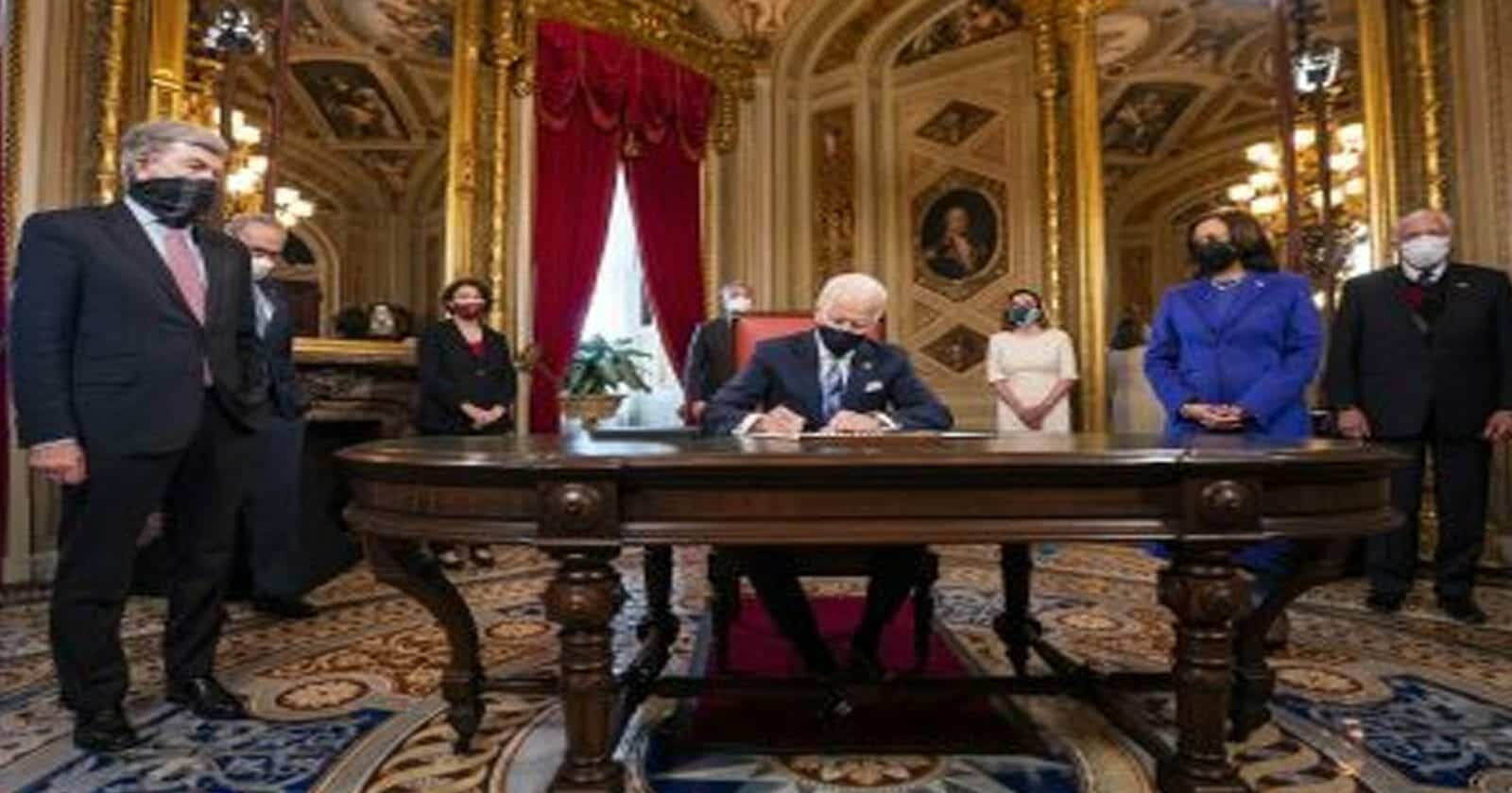 “واشنطن بوست”: إدارة بايدن تضاعف من أخطاء ترامب في صفقات الأسلحة مع الإمارات جو بايدن وترامب watanserb.com