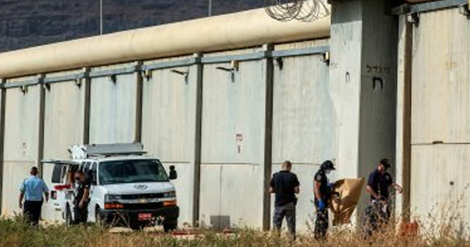 فلسطينيون يستهزؤون بالاحتلال وأحدهم يتصل بالطوارئ “شفت 6 مشبوهين وكل واحد حامل ملعقة” فلسطينيون يستهزؤون بالاحتلال watanserb.com