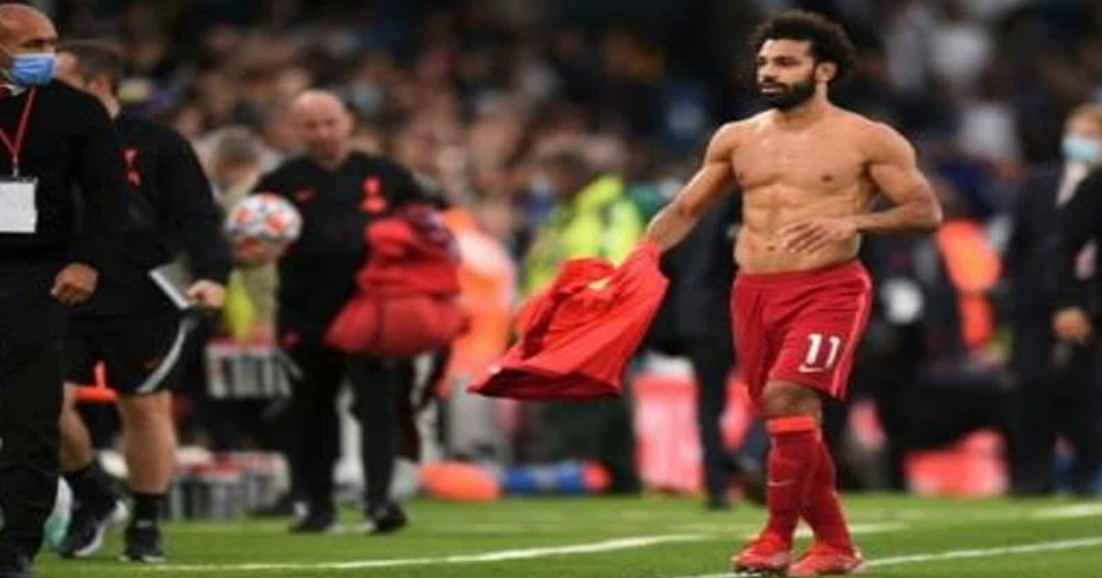 محمد صلاح يلبي طلب طفل بعد تسجيل هدفه التاريخي مع ليفربول (فيديو) محمد صلاح والطفل المشجع watanserb.com