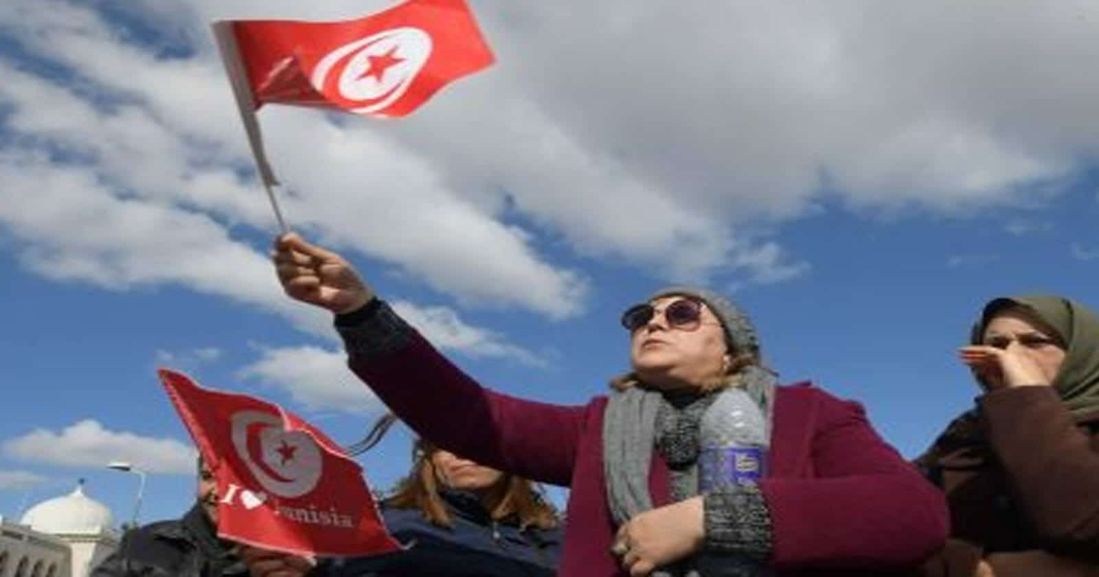 ناشطة تفجر مفاجأة حول سبب احراق شاب تونسي نفسه أمام مقر الداخلية شاب تونسي يحرق نفسه watanserb.com