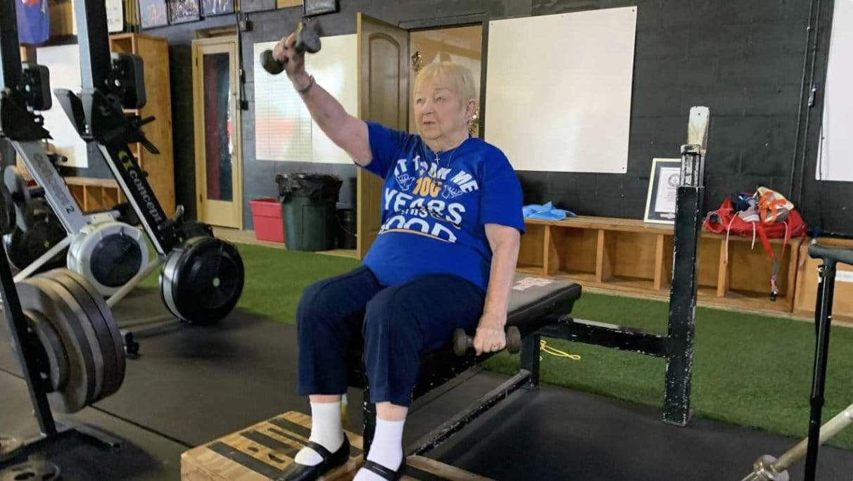 عجوز تمارس رياضة رفع الأثقال