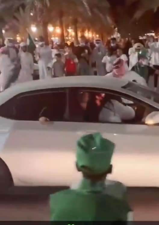 صياح شبان وتجمهرهم حول فتيات في سيارة