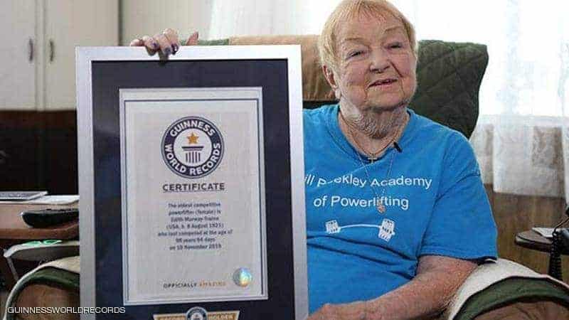 عجوز تمارس رياضة رفع الأثقال