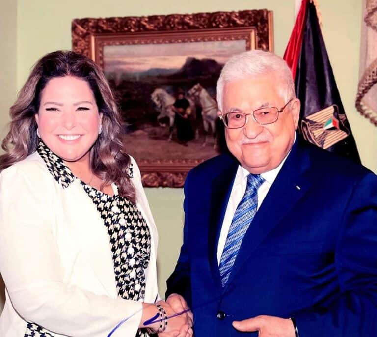 الفنانة صابرين والرئيس الفلسطيني محمود عباس watanserb.com