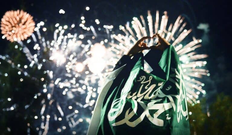 عارضة الأزياء السعودية باربي نجد تتعرّى للإحتفال بـِ"اليوم الوطني السعودي" watanserb.com