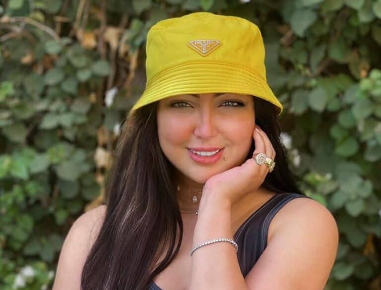 دنيا بطمة تنشر صور في المسبح بالمايوه watanserb.com