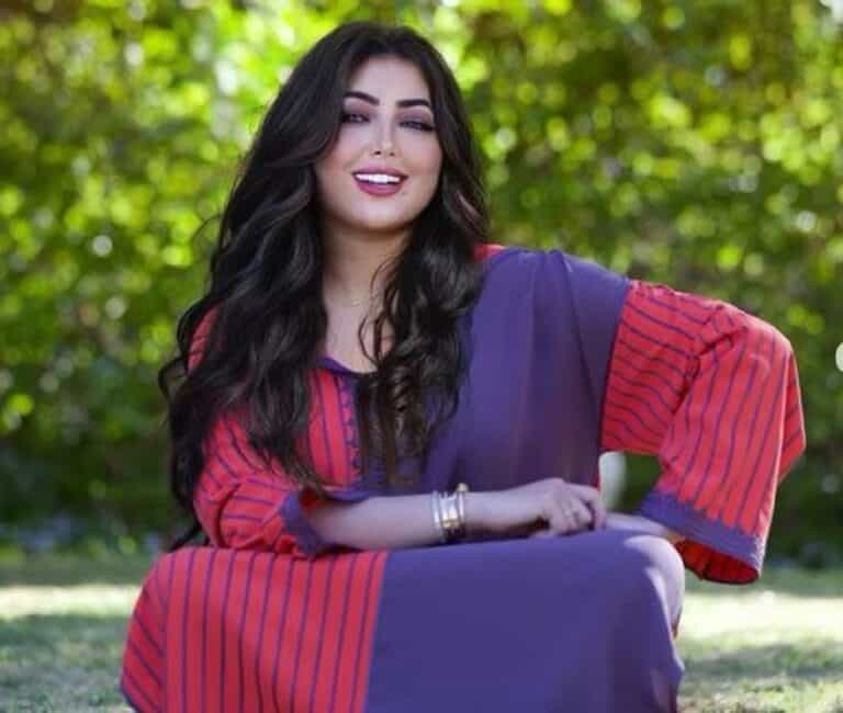 دنيا بطمة ترتدي كاش مايوه للترويج له watanserb.com