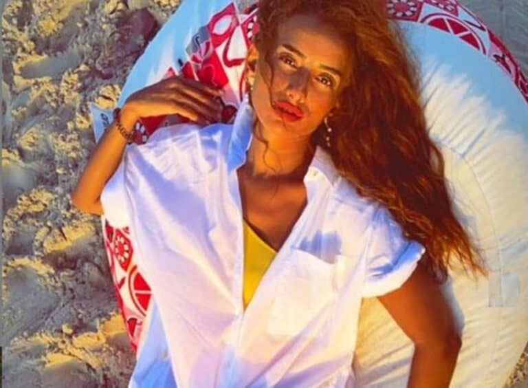 زينة بإطلالة جريئة على الشاطئ watanserb.com