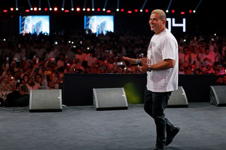 طلاق زوجين أردنيين بسبب حفل عمرو دياب في العقبة watanserb.com