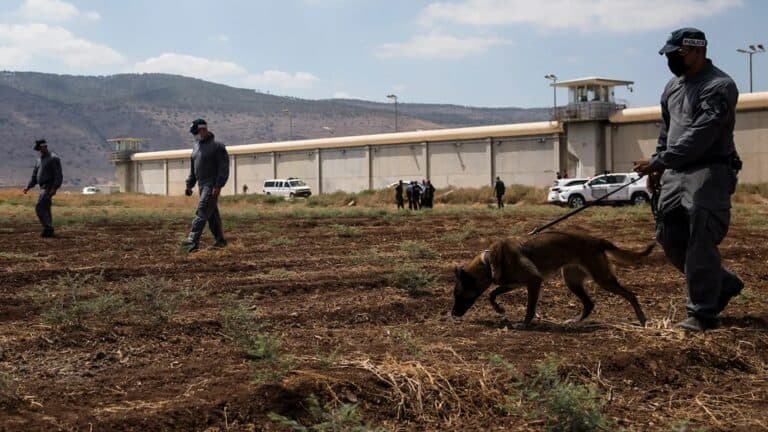 هروب زكريا الزبيدي ورفاقه من جلبوع watanserb.com