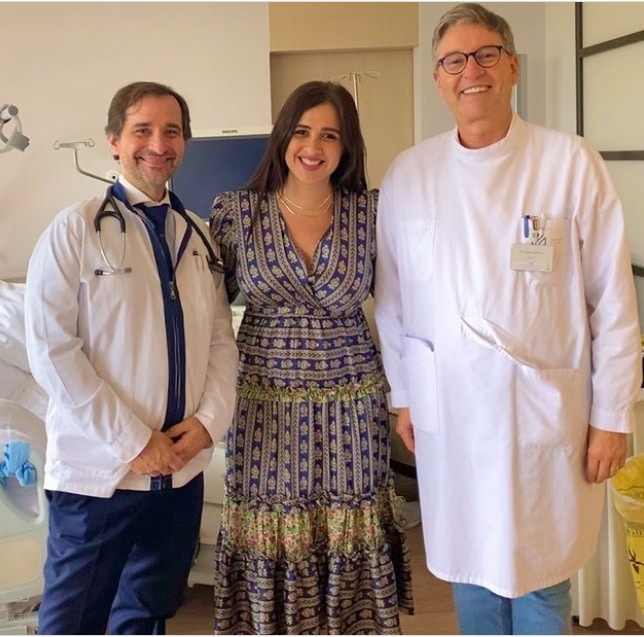 ياسمين عبد العزيز بعد شفائها مع طبيبيها