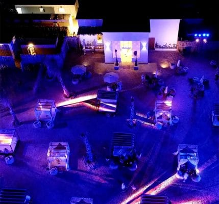 احد شواطئ السعودية التي تشهد حفلات ليلية