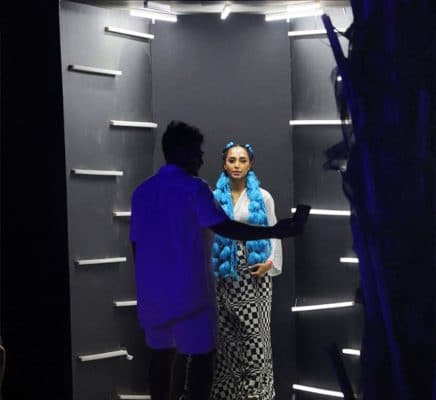 شاب يلتقط صورة مع فتاة 