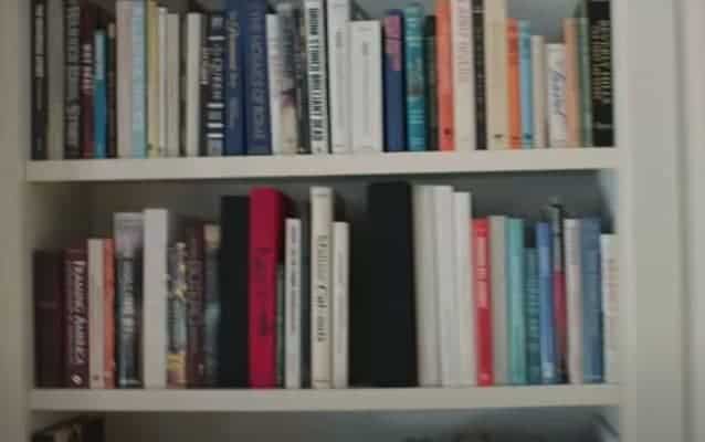 مطبخ قصر أديل فيه رفوف للكتب