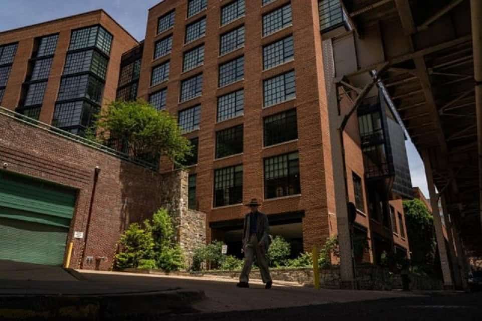 أحد المشاة يمر بمبنى يقع فيه عقار للملك عبد الله الثاني في جورج تاون بواشنطن