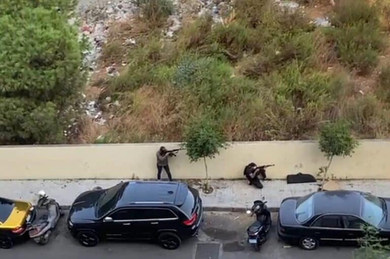 هل انطلقت شرارة الحرب الأهلية في لبنان.. قناصة وقتلى في شوارع بيروت أحداث بيروت watanserb.com