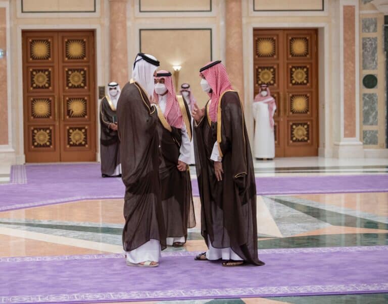 موقف لافت من أمير قطر مع ولي عهد الكويت أمام ولي العهد السعودي watanserb.com