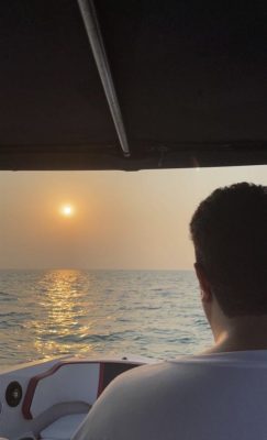 الأمير عبدالعزيز بن فهد على شواطئ جدة وقت الغروب