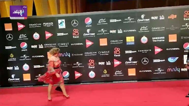 إلهام شاهين تثير الجدل بفستان أحمر على الشاطئ! (صور) الهام شاهين watanserb.com