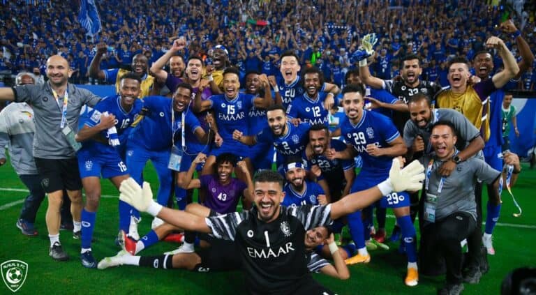 احتفال فريق الهلال السعودي بعد التأهل إلى نهائي دوري أبطال آسيا watanserb.com
